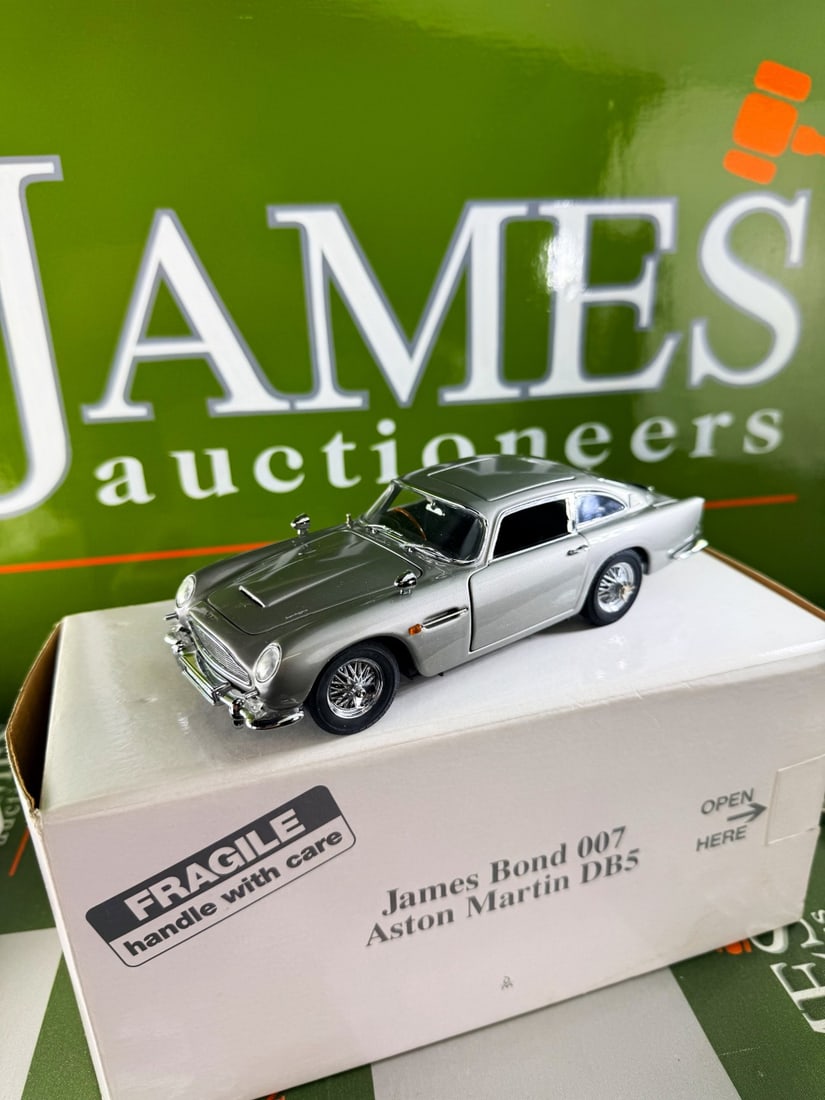 James Bond 007 Danbury Mint Aston Martin-Birch Silver Edition - 7