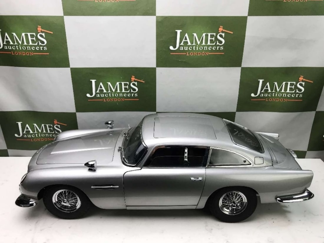 Eaglemoss 1:8 Scale James Bond 1964 Aston Martin DB5, Goldfinger, Thunderball - 16
