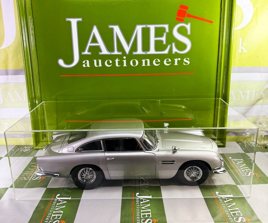 Eaglemoss 1:8 Scale James Bond 1964 Aston Martin DB5, Goldfinger, Thunderball - 2