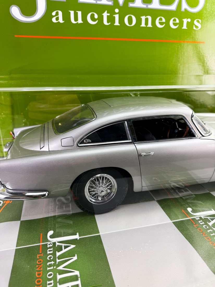 Eaglemoss 1:8 Scale James Bond 1964 Aston Martin DB5, Goldfinger, Thunderball - 3