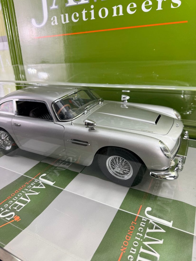Eaglemoss 1:8 Scale James Bond 1964 Aston Martin DB5, Goldfinger, Thunderball - 4