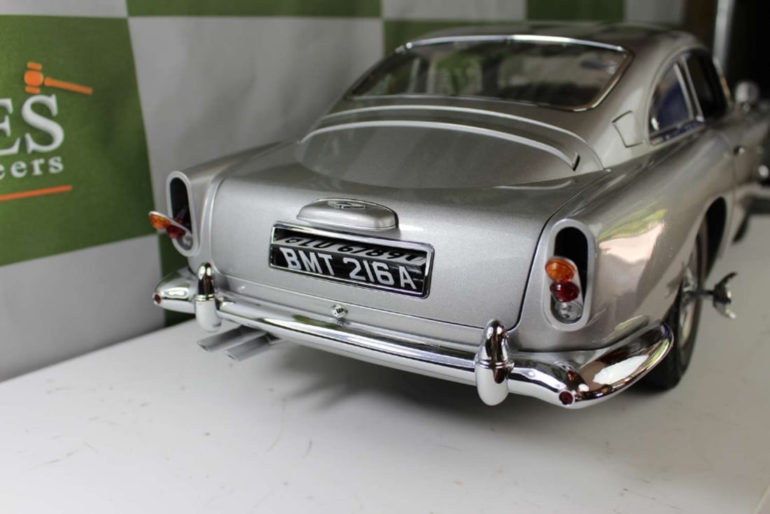 Eaglemoss 1:8 Scale James Bond 1964 Aston Martin DB5, Goldfinger, Thunderball - 9