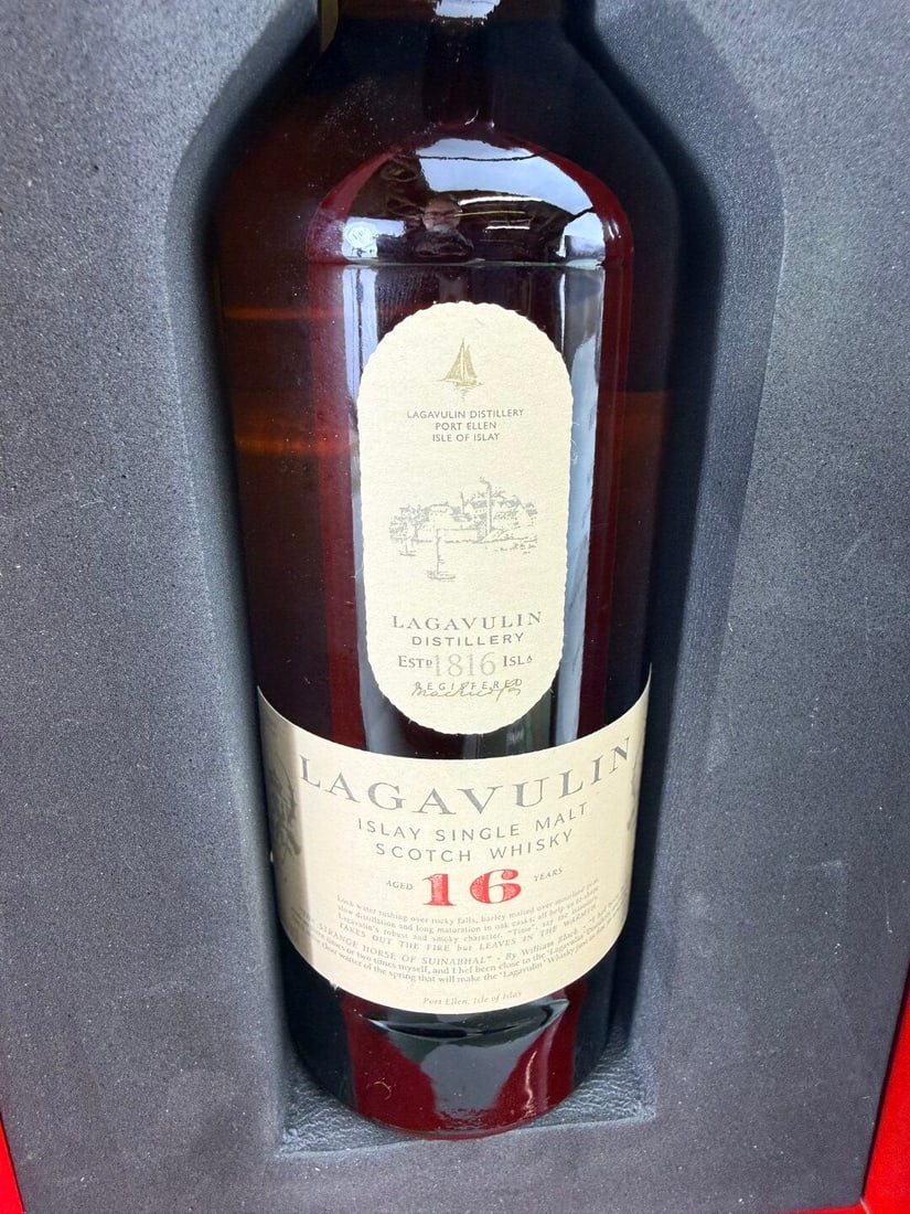 Whisky Society Presentation 20cl bottle of Lagavulin 16 yr Old - 3