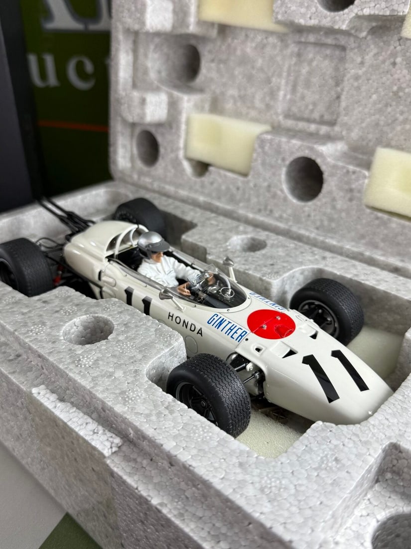 Auto Art-1:18 Scale Honda RA272 Mexico F1 GP Winner Special Edition.RrpGBP 425 - 5