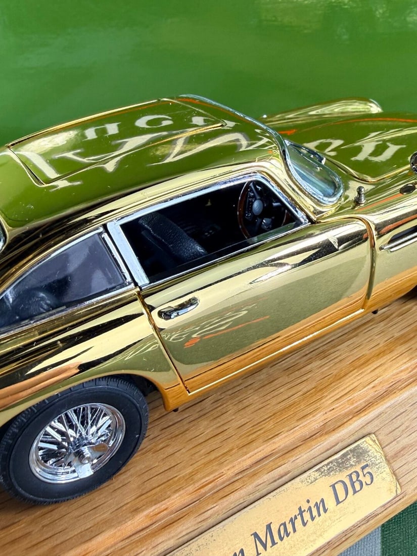 James Bond 007 Aston Martin DB5 24 Carat Gold Plated + Case - 10