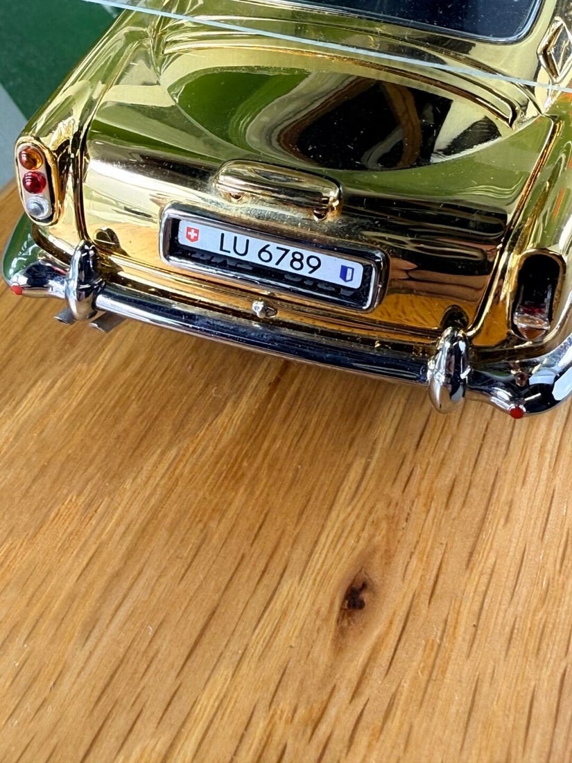 James Bond 007 Aston Martin DB5 24 Carat Gold Plated + Case - 11