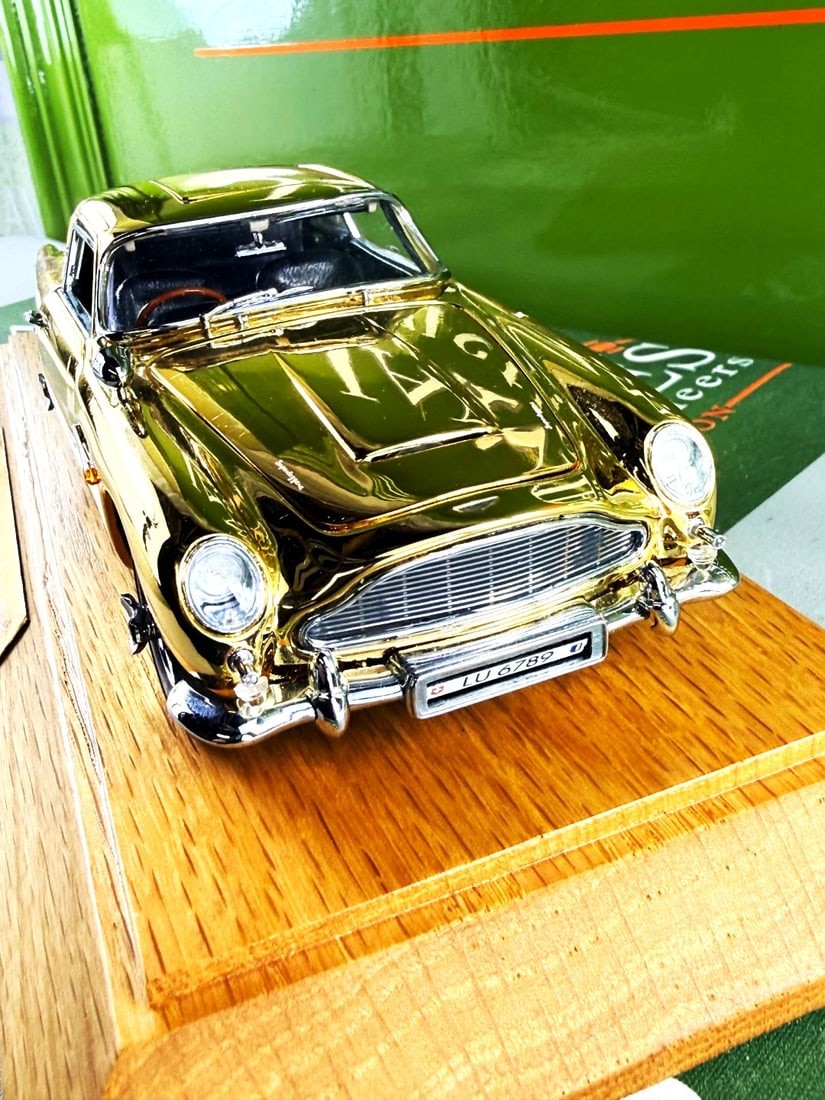 James Bond 007 Aston Martin DB5 24 Carat Gold Plated + Case (1 of 11)
