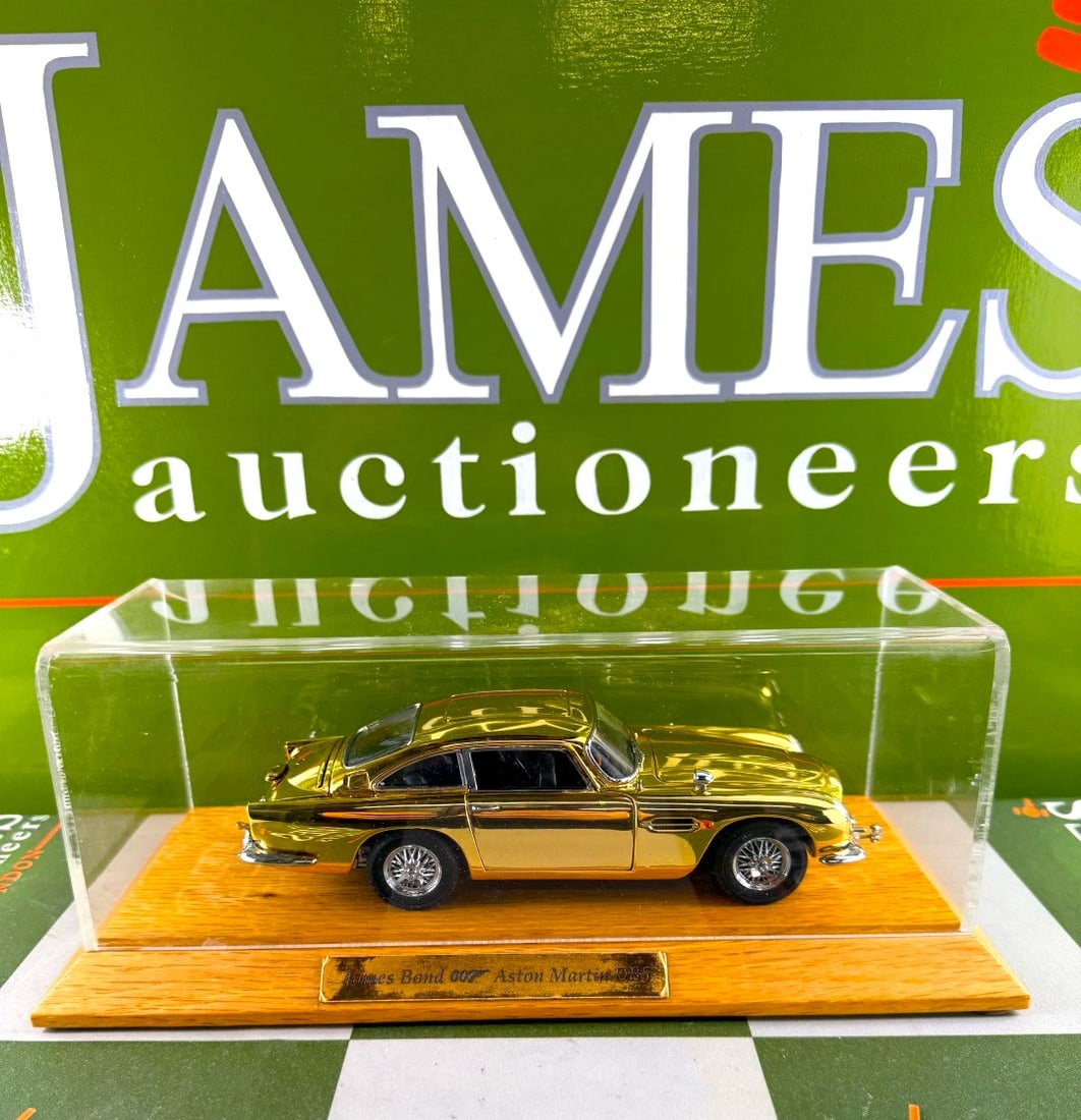 James Bond 007 Aston Martin DB5 24 Carat Gold Plated + Case - 2