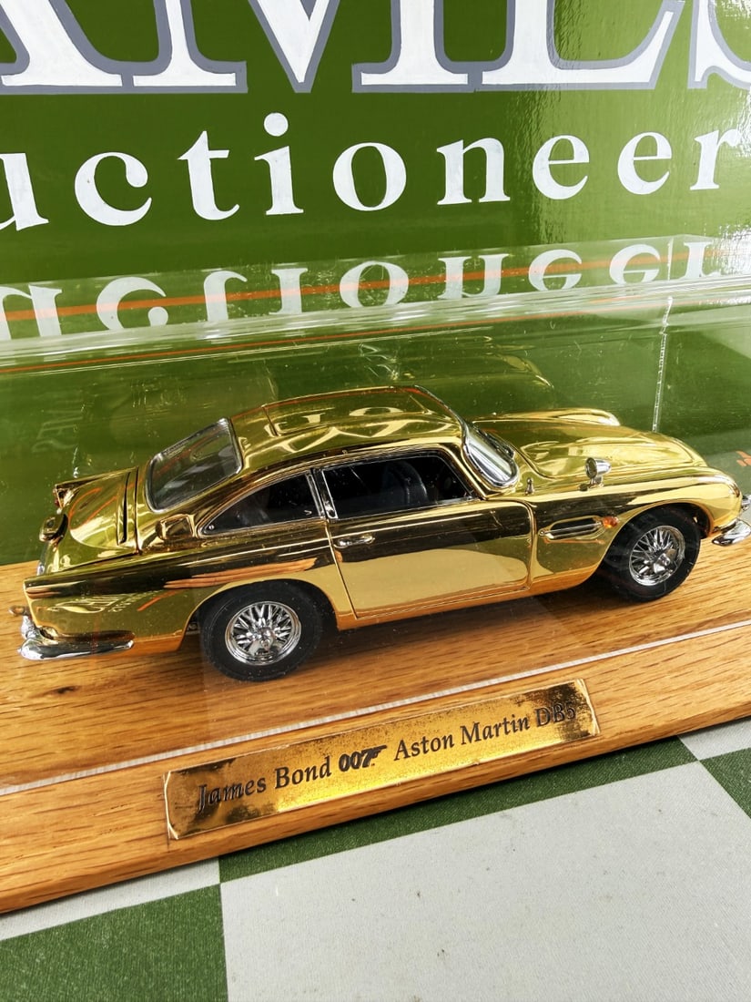 James Bond 007 Aston Martin DB5 24 Carat Gold Plated + Case - 3