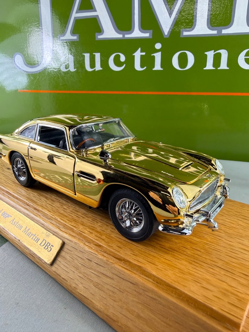 James Bond 007 Aston Martin DB5 24 Carat Gold Plated + Case - 4