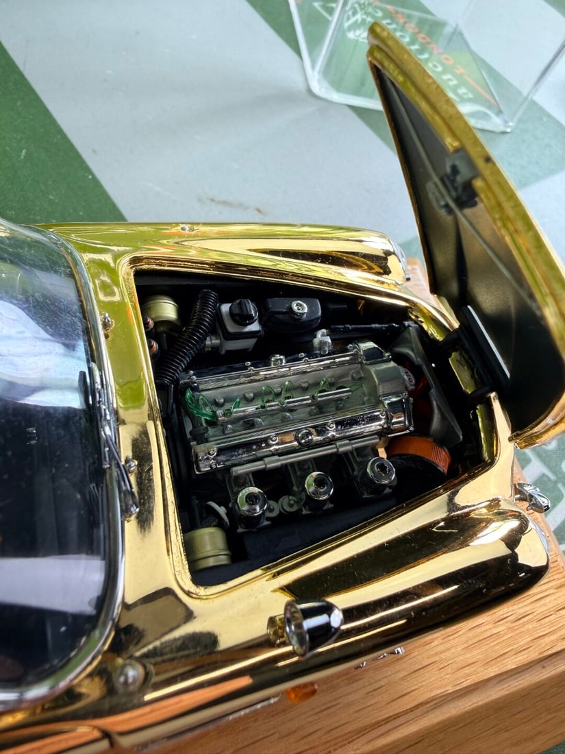 James Bond 007 Aston Martin DB5 24 Carat Gold Plated + Case - 5