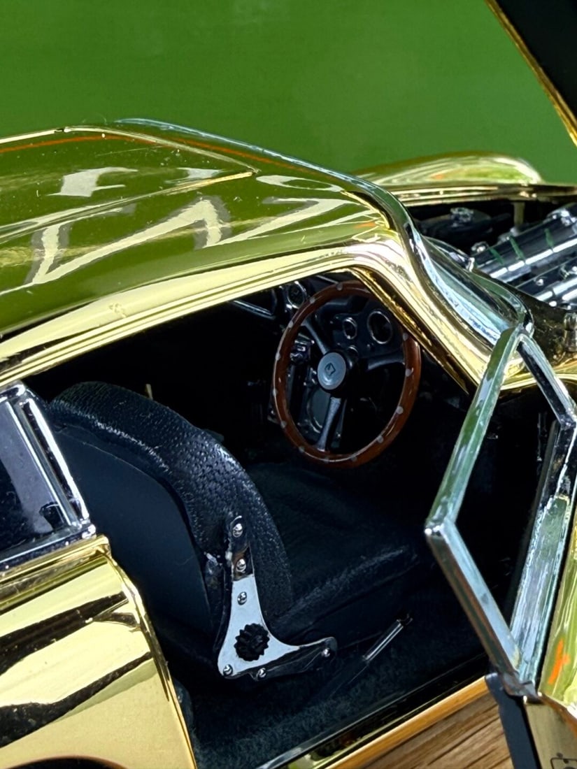 James Bond 007 Aston Martin DB5 24 Carat Gold Plated + Case - 6