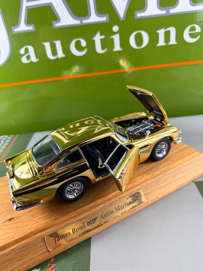 James Bond 007 Aston Martin DB5 24 Carat Gold Plated + Case - 7