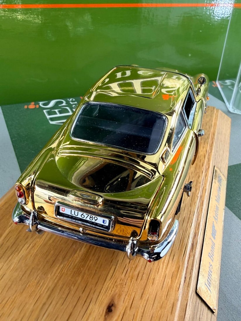 James Bond 007 Aston Martin DB5 24 Carat Gold Plated + Case - 8