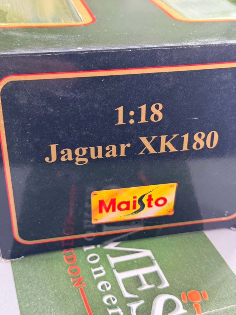Maisto 1:18 Scale Jaguar XK 180 Special Edition - 2