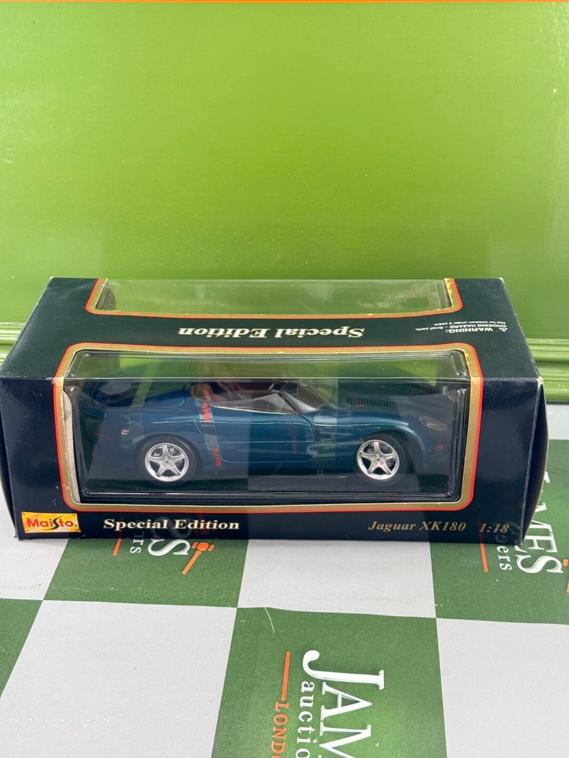 Maisto 1:18 Scale Jaguar XK 180 Special Edition - 4
