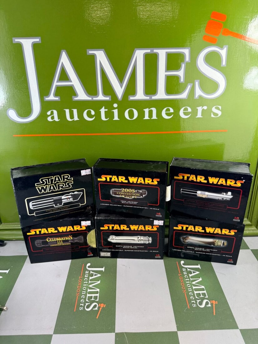 6 Boxed Star Wars Mater Replica Mini Lightsabers: 6 Boxed Star Wars Mater Replica Mini Lightsabers