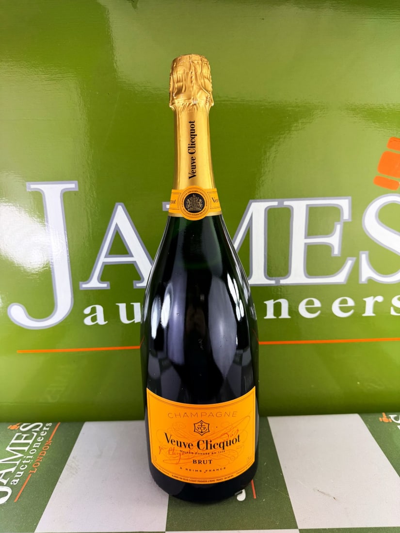 Magnum of Veuve Clicquot Brut Champagne 1.5L: Magnum of Veuve Clicquot Brut Champagne 1.5Litre, foil in excellent order.