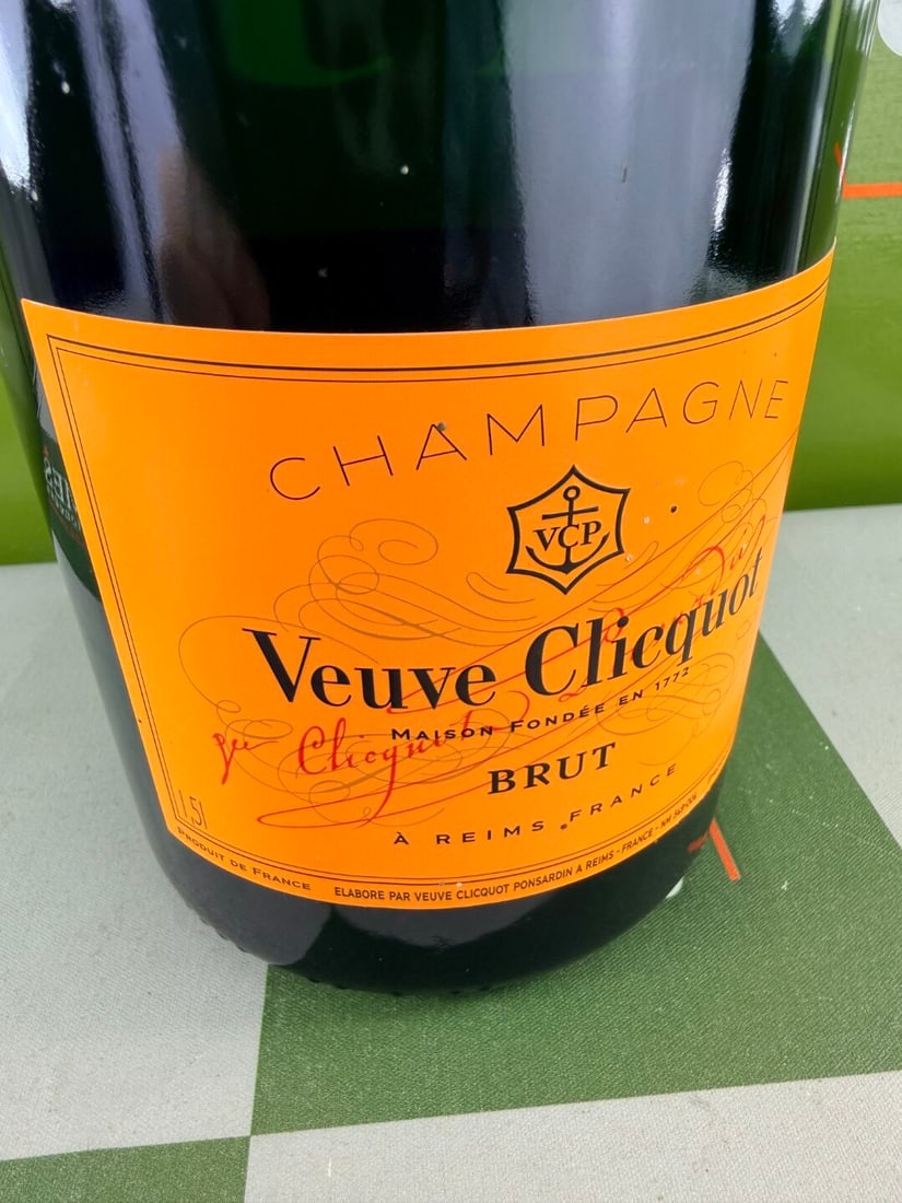 Magnum of Veuve Clicquot Brut Champagne 1.5L - 2
