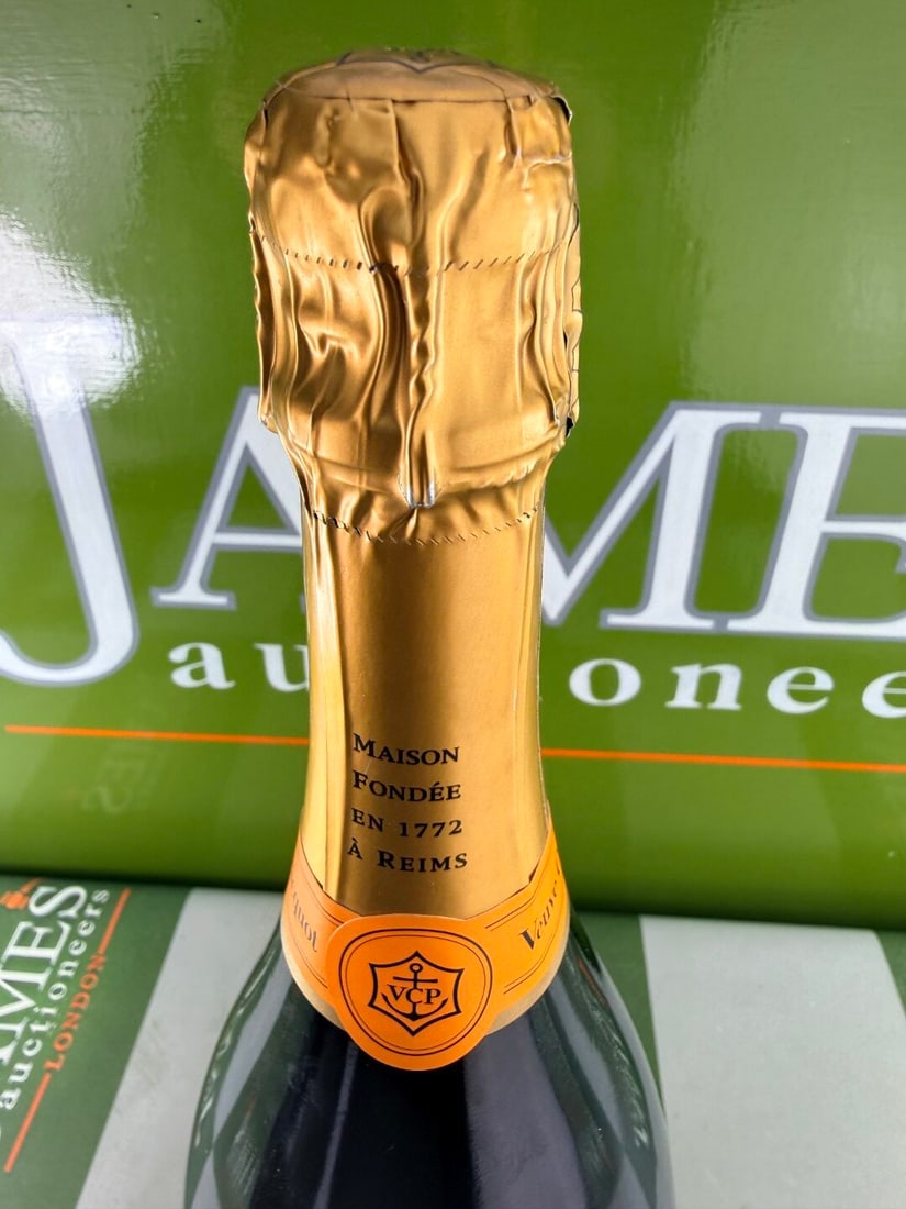 Magnum of Veuve Clicquot Brut Champagne 1.5L - 4