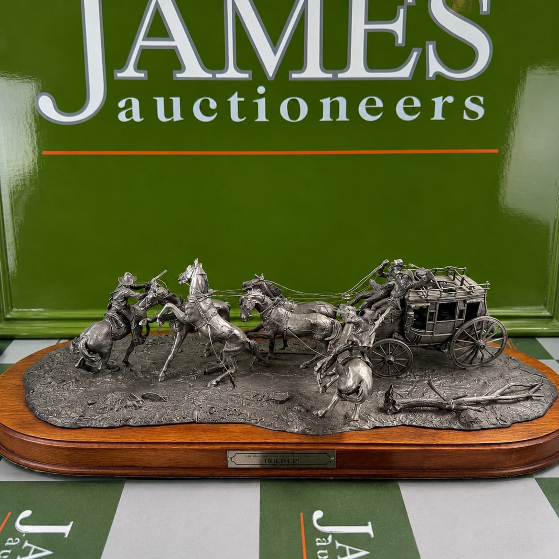 Large Pewter Display Franklin Mint ‘ Western Heritage Museum’ ‘The Hold Up’ : Large Pewter Display Franklin Mint ‘ Western Heritage Museum’ ‘The Hold Up’ one of only 5000 worldwide distribution, large 22 inch on solid polished wood base. The "Franklin Mi