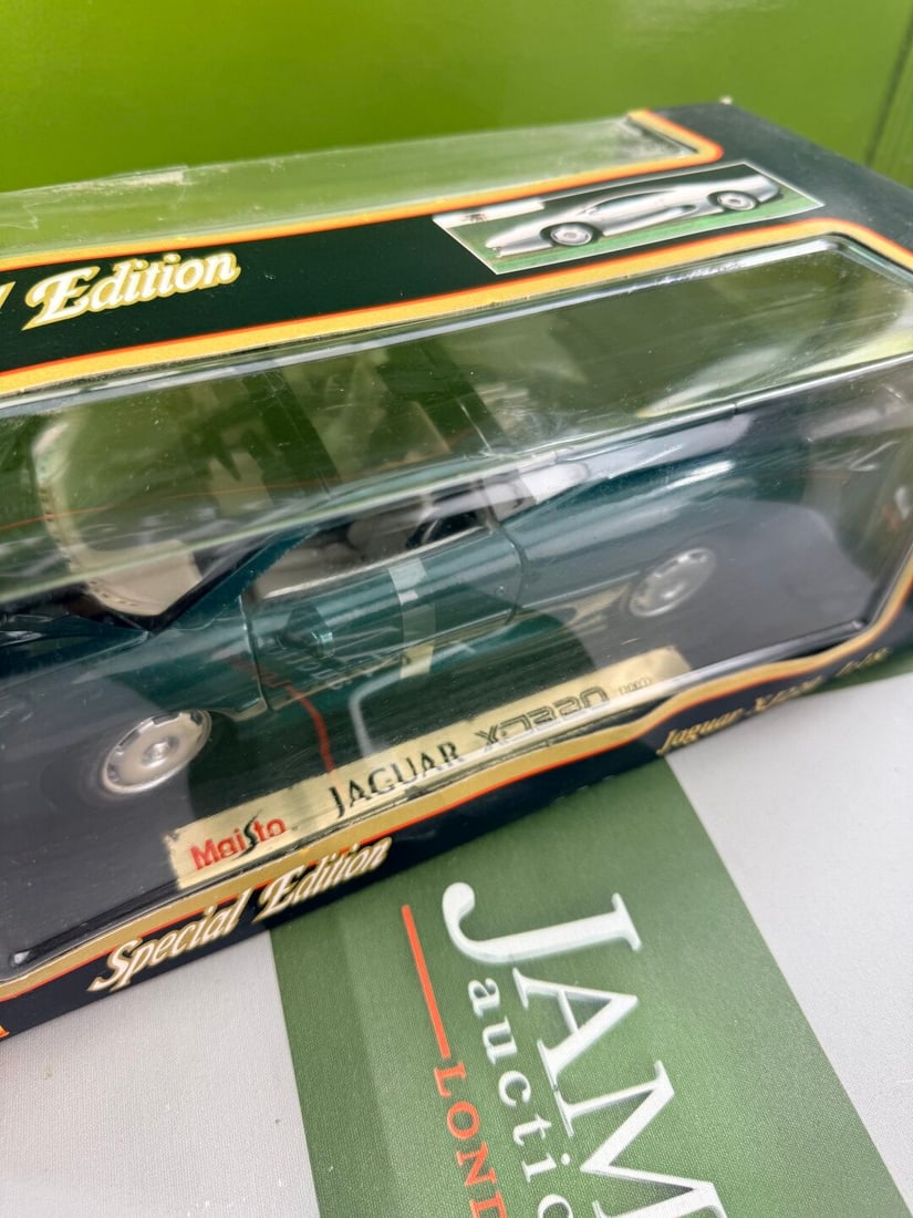 Maisto Jaguar XJ220 Special Edition 1:18 Scale - 2