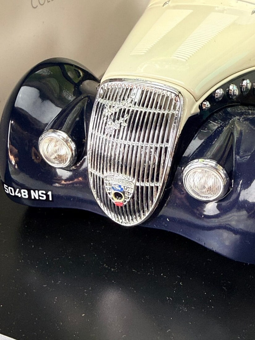 Auto Art 1:18 Die Cast Scale Peugeot 302 Norev Collection - 3