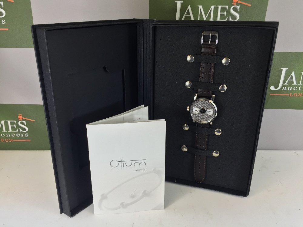 A New Gent`s Otium Trigulateur model, Watch (1 of 7)