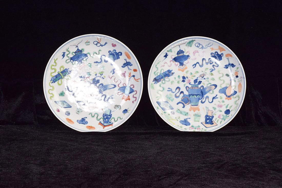 A FAMILLE ROSE PORCELAIN PLATE (1 of 2)