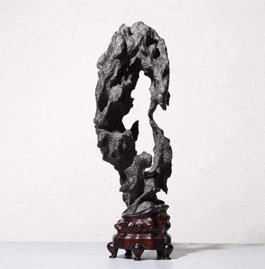 A Chinese Antique 'Lingbi-Simulated' Porcelain Mountain: A Chinese Antique 'Lingbi-Simulated' Porcelain Mountain .In the early days of the qing dynasty, the "lu xin yuan" was a rich and beautiful leather case with a rich and thick skin, "cui xiufeng," the s