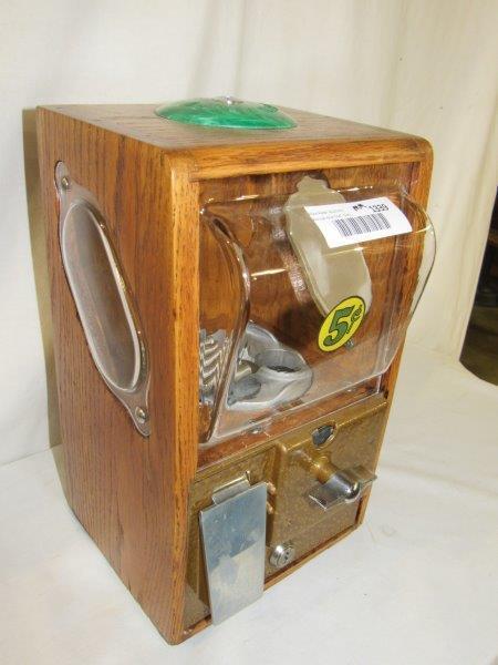 Victor Baby Grand 5-cent gumball dispenser (1 of 5)
