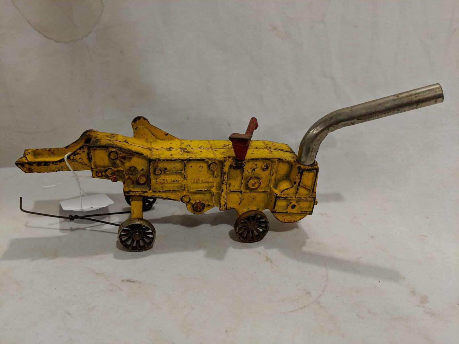 Arcade cast iron toy threshing machine (1 of 3)