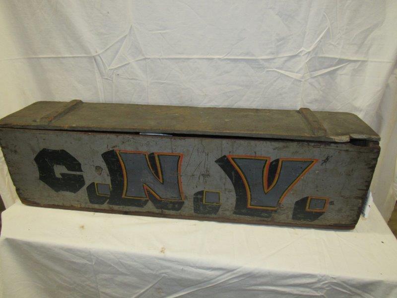 Nice primitive painted implement box (1 of 4)