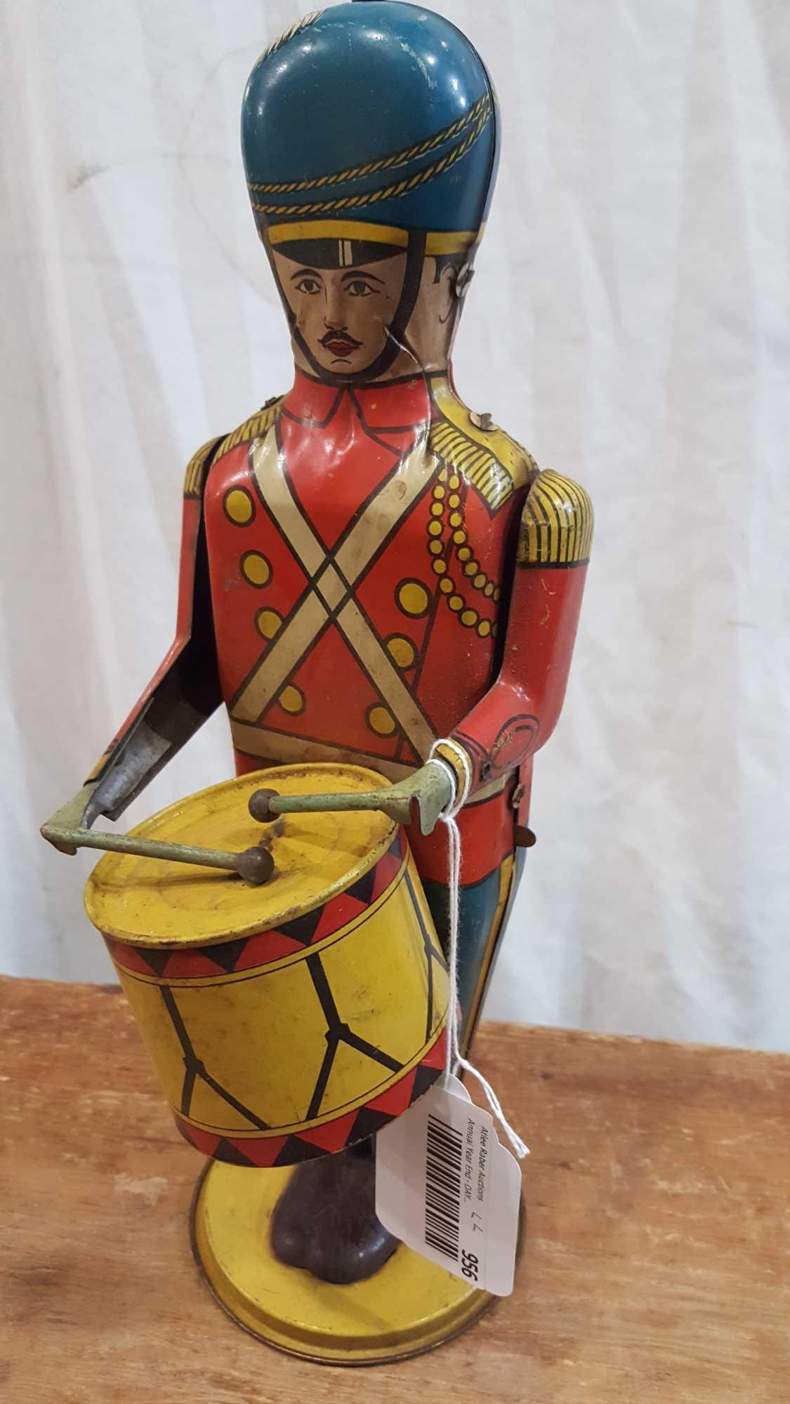 Early tin Wolverine Drum Major wind up toy (1 of 4)