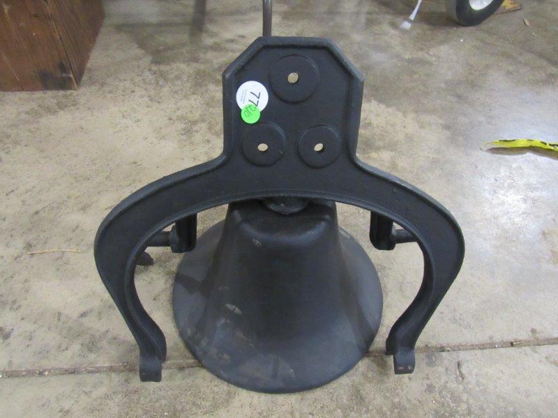 Cast iron dinner bell w/ collar (1 of 3)