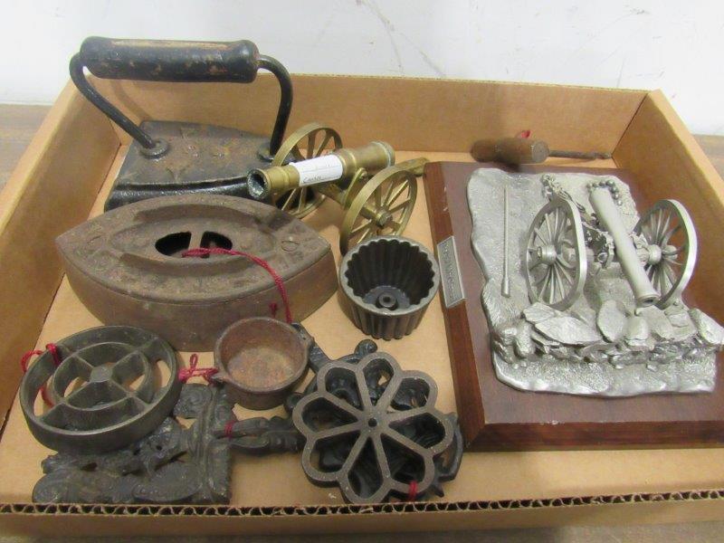 Flat of misc. trinkets (1 of 5)