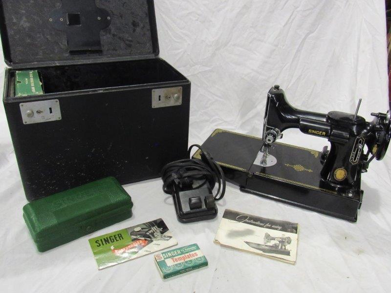 Singer featherweight sewing machine in case (1 of 8)