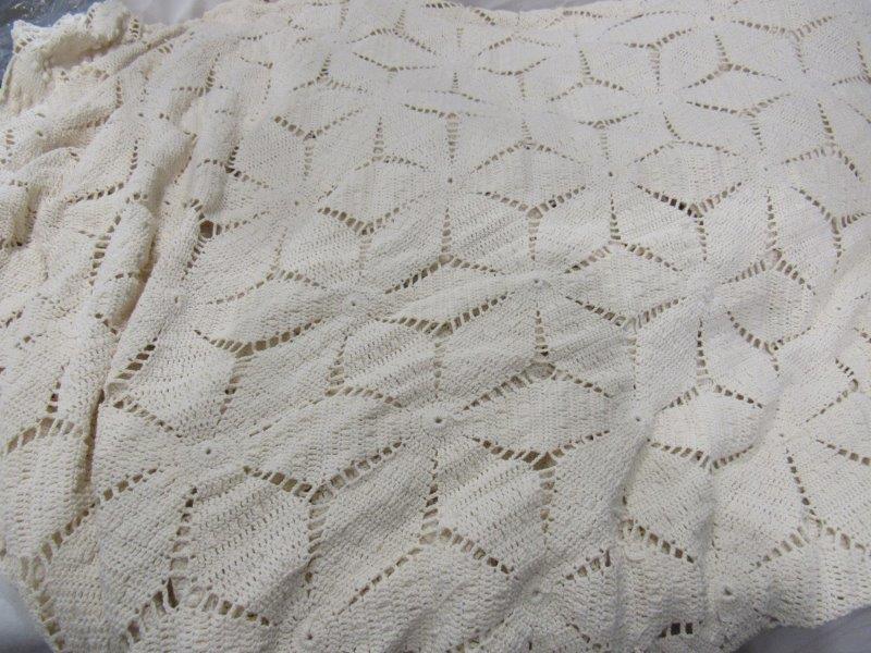 Vintage crocheted coverlet (1 of 4)