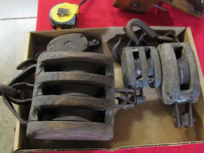 4 wooden pulleys: Various sizes