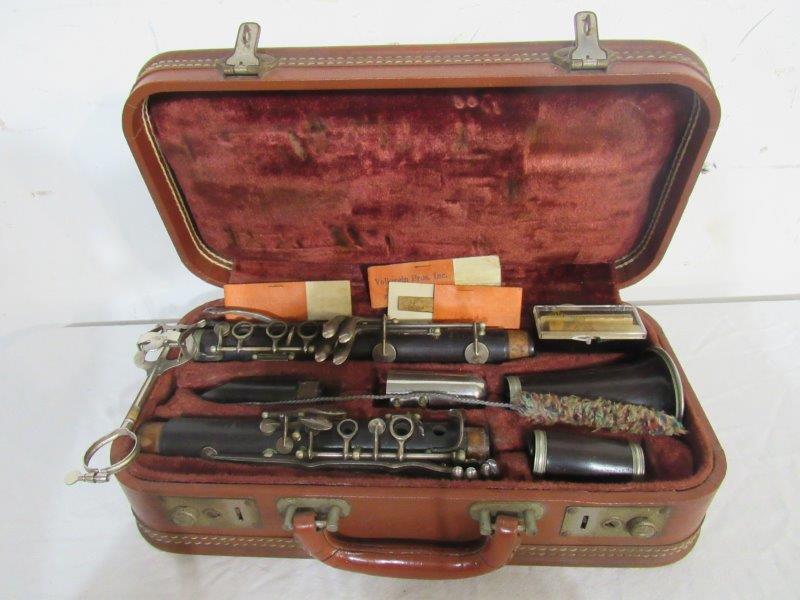 Selmer Signet clarinet in case (1 of 4)
