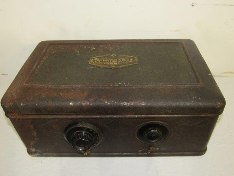 Early Atwater Kent radio: Metal cabinet measures 17 in wide 10 in deep 7 in tall