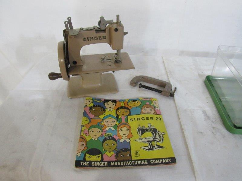Child Singer sewing machine (1 of 6)
