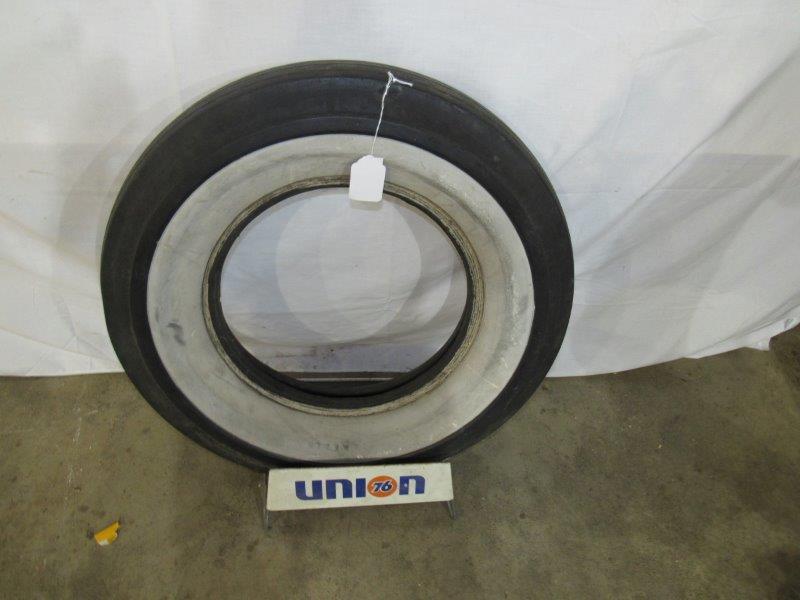 Union 76 metal tire display with whitewall Kelly tire (1 of 5)