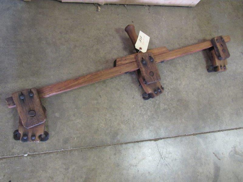 Wooden picket fence stretcher: Wooden picket fence stretcher
