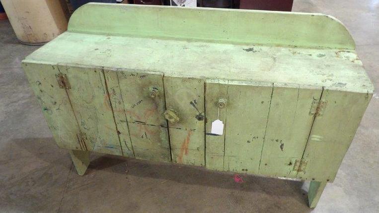 Great primitive painted 2-door bucket bench/cabinet (1 of 6)