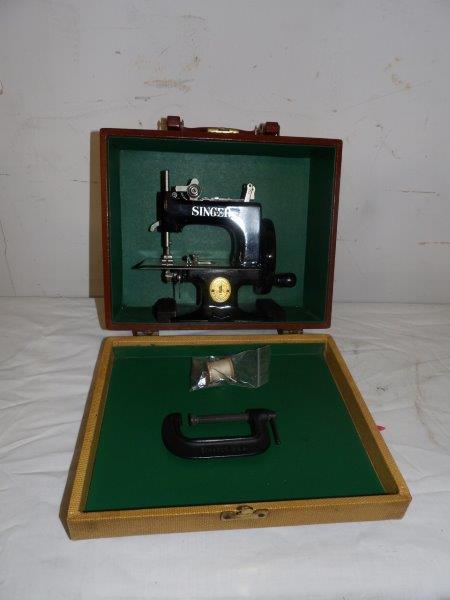 Singer child's toy sewing machine in original case (1 of 6)