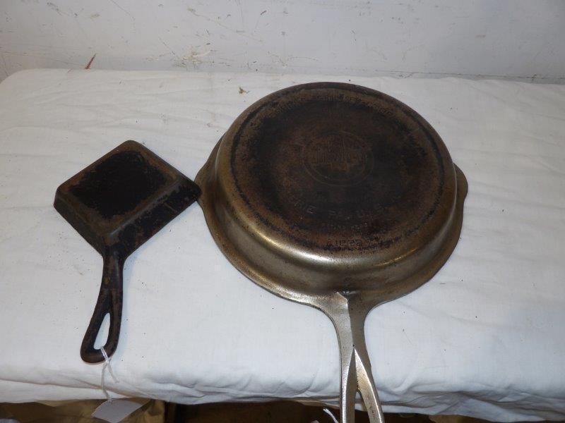 Griswold No. 90 double Skillet top and sm. square egg (1 of 5)