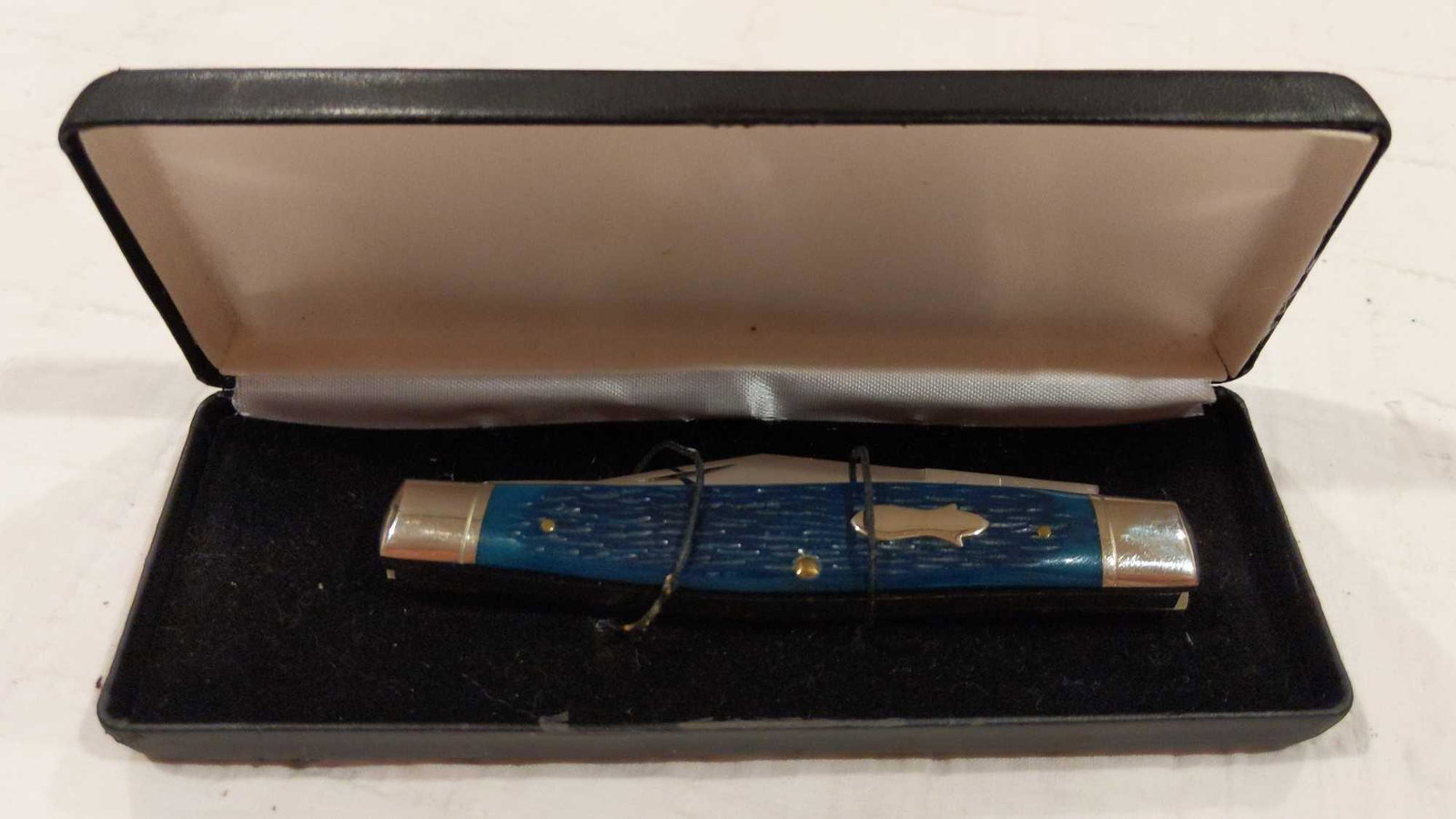 Rare Queen City Blue Bone Moose 1 of 200: Great 2- bladed Queen City Pacific Blue bone moose limited 1 of 200 made. New in case!! Has Queen City stamped on larger blade and 1 of 200 on smaller blade. 4 1/4 in closed.