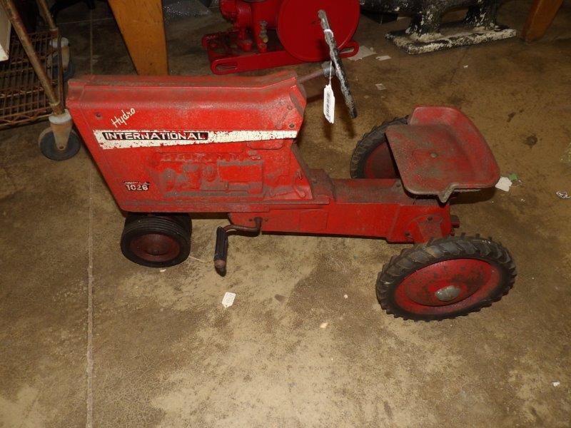 Ertl Farmall 1026 International pedal tractor (1 of 5)