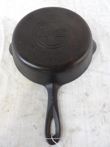 Griswold Erie #5 cast iron skillet: large block logo. Minor spotting on interior sides but overall in good condition. 8 in diameter.